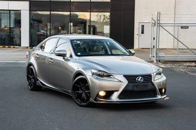 2013 Lexus IS 300h - Thumbnail