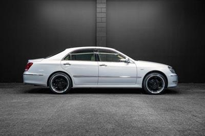 2004 Toyota Crown - Thumbnail