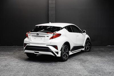2017 Toyota C-HR - Thumbnail