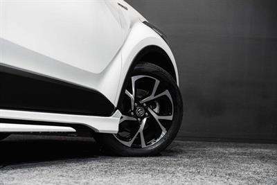 2017 Toyota C-HR - Thumbnail