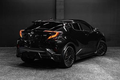 2017 Toyota C-HR - Thumbnail
