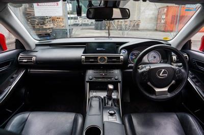 2013 Lexus IS 300h - Thumbnail