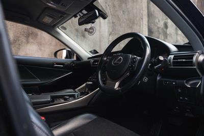 2013 Lexus IS 300h - Thumbnail