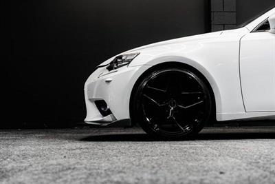 2014 Lexus IS 300h - Thumbnail