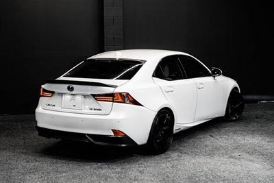 2014 Lexus IS 300h - Thumbnail