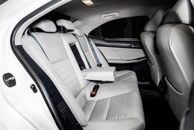 2014 Lexus IS 300h - Thumbnail