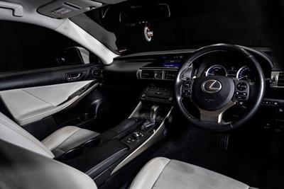 2014 Lexus IS 300h - Thumbnail