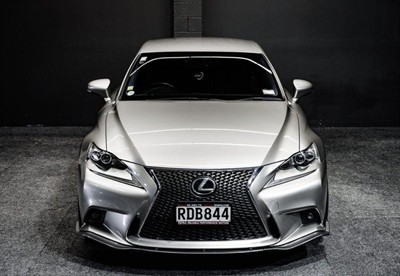 2013 Lexus IS 300h - Thumbnail